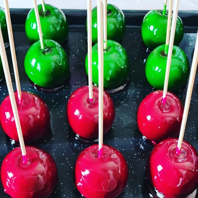 Green and red toffee apples