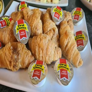 Plain croissants with mini butters