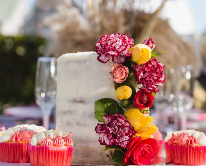 1 Tier rustic cake with fresh flowers and matching cupcakes