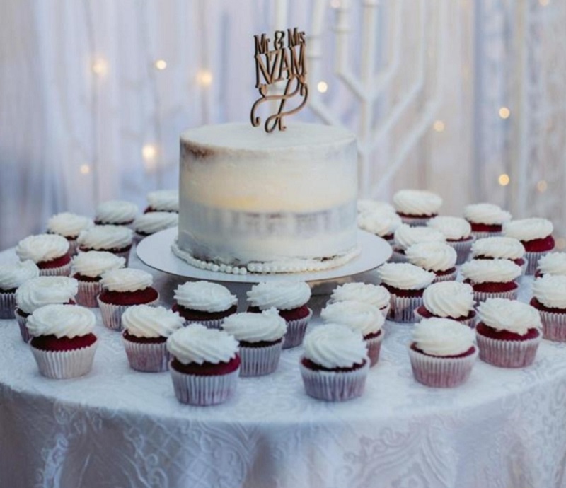 1 Tier wedding cake with cupcakes