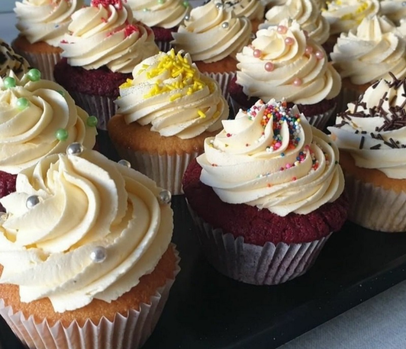 Vanilla and red velvet cupcakes with simple decoration